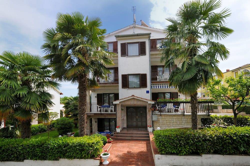 Appartamento intero, Beautiful spacious apartment (No. 4) with 2 bedrooms 300m to the beach in Parenzo, Porec e dintorni