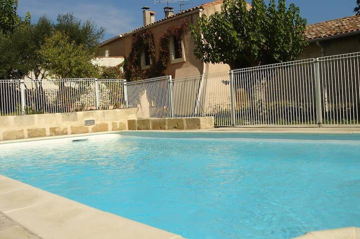 Location de vacances pour 4 personnes, avec Terrasse ainsi que Jardin et Piscine à Combas