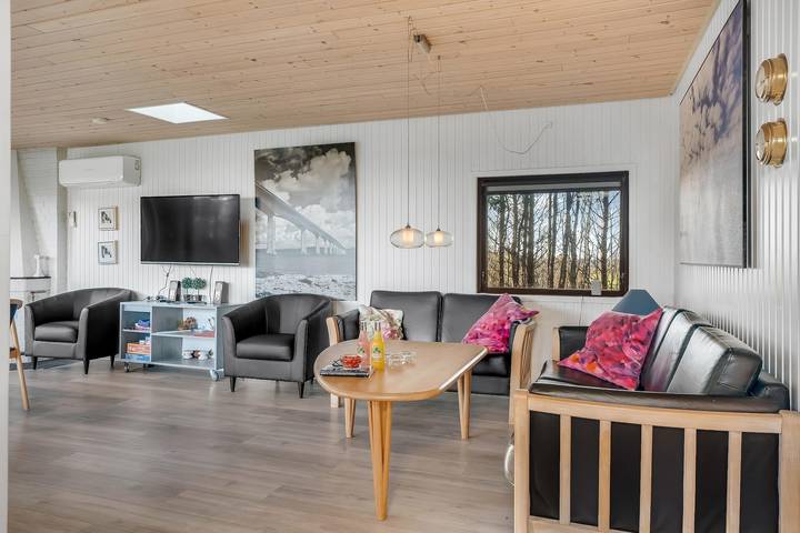 Lovely holiday home with wilderness bath and a view of the fjord. in Limfjord in Westjütland