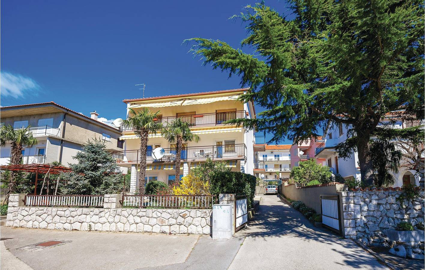 Geheel vakantieappartement, Gezellig appartement met 2 slaapkamers, terras, wifi en toegang tot het strand op 600 meter afstand in Crikvenica, Primorje-Gorski Kotar