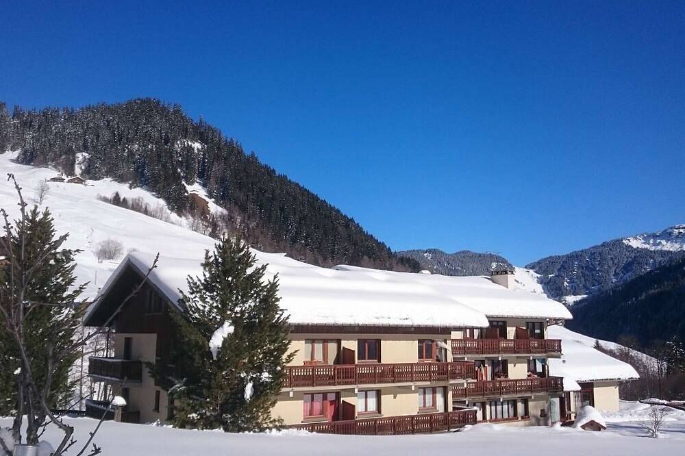 Entire apartment, Large family apartment at the foot of the slopes for 8 people in Arêches, Beaufort (Rhône-Alpes)