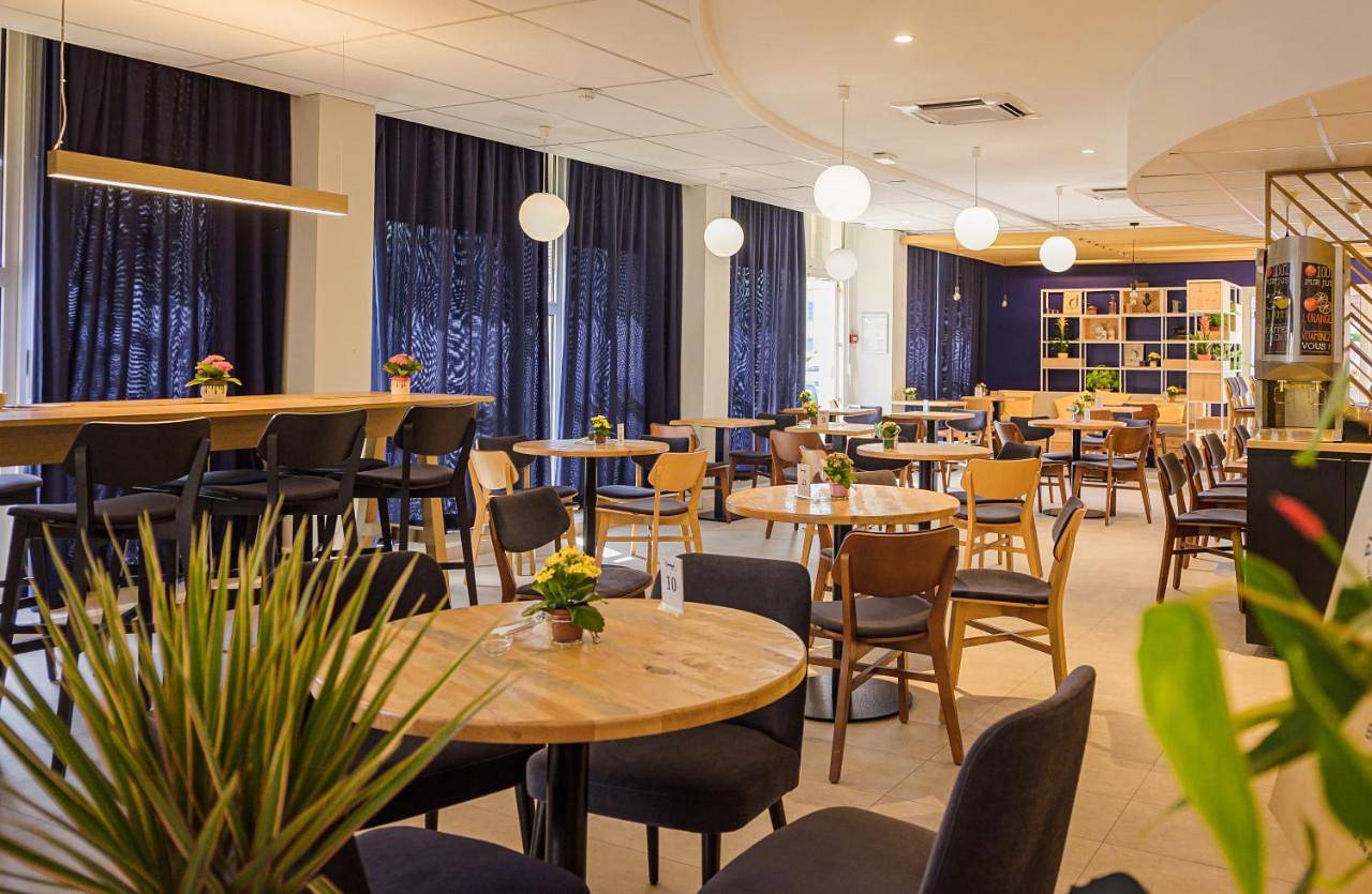 Hôtel pour 3 personnes avec terrasse in Danjoutin, Territoire de Belfort