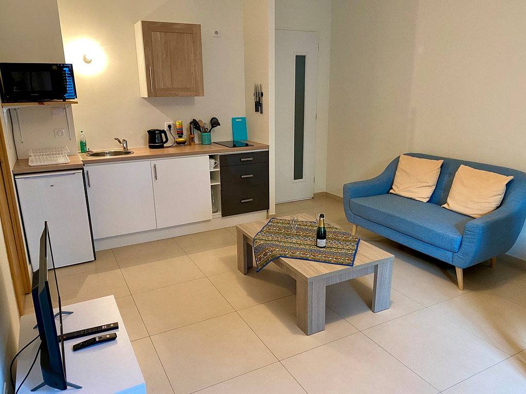 Studio entier, T2 dans villa avec piscine privée in Pertuis, Parc naturel régional du Luberon