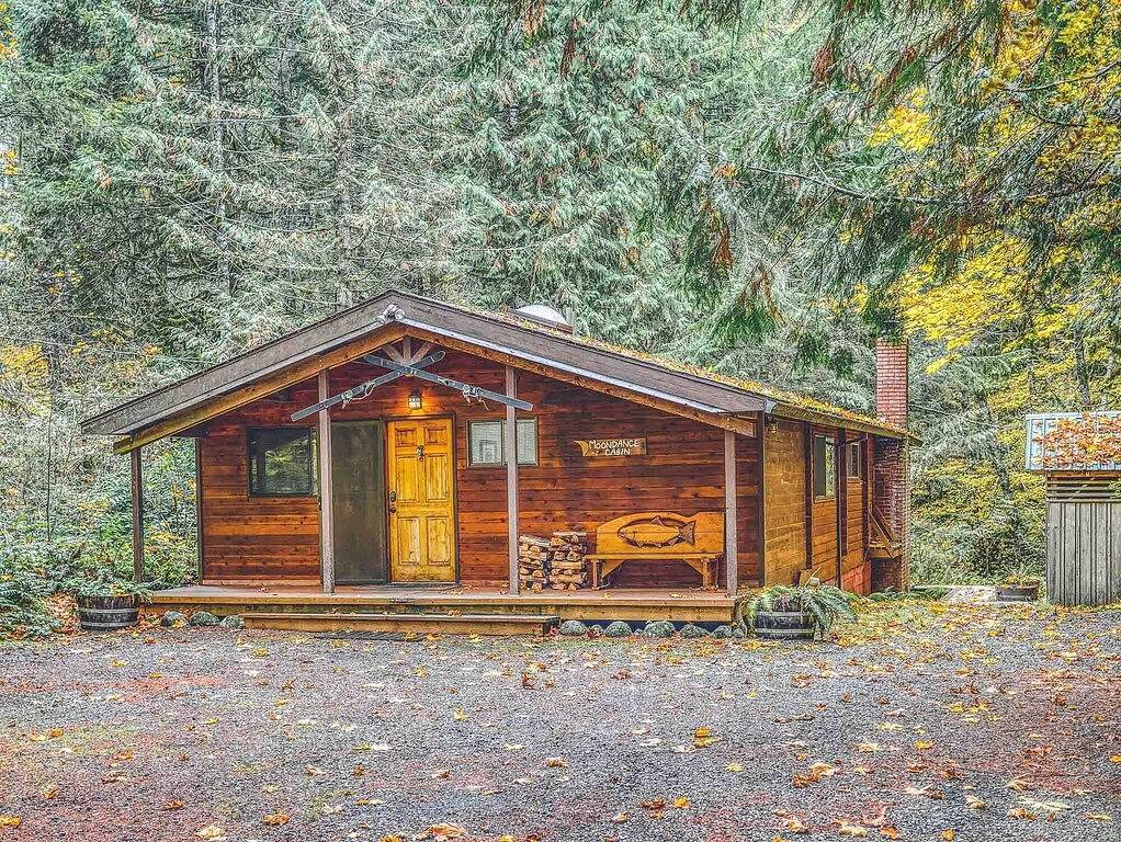 Moondance Cabin - Secluded Creekside Log Cabin, Fireplace, Hot Tub in Welches, Mount Hood