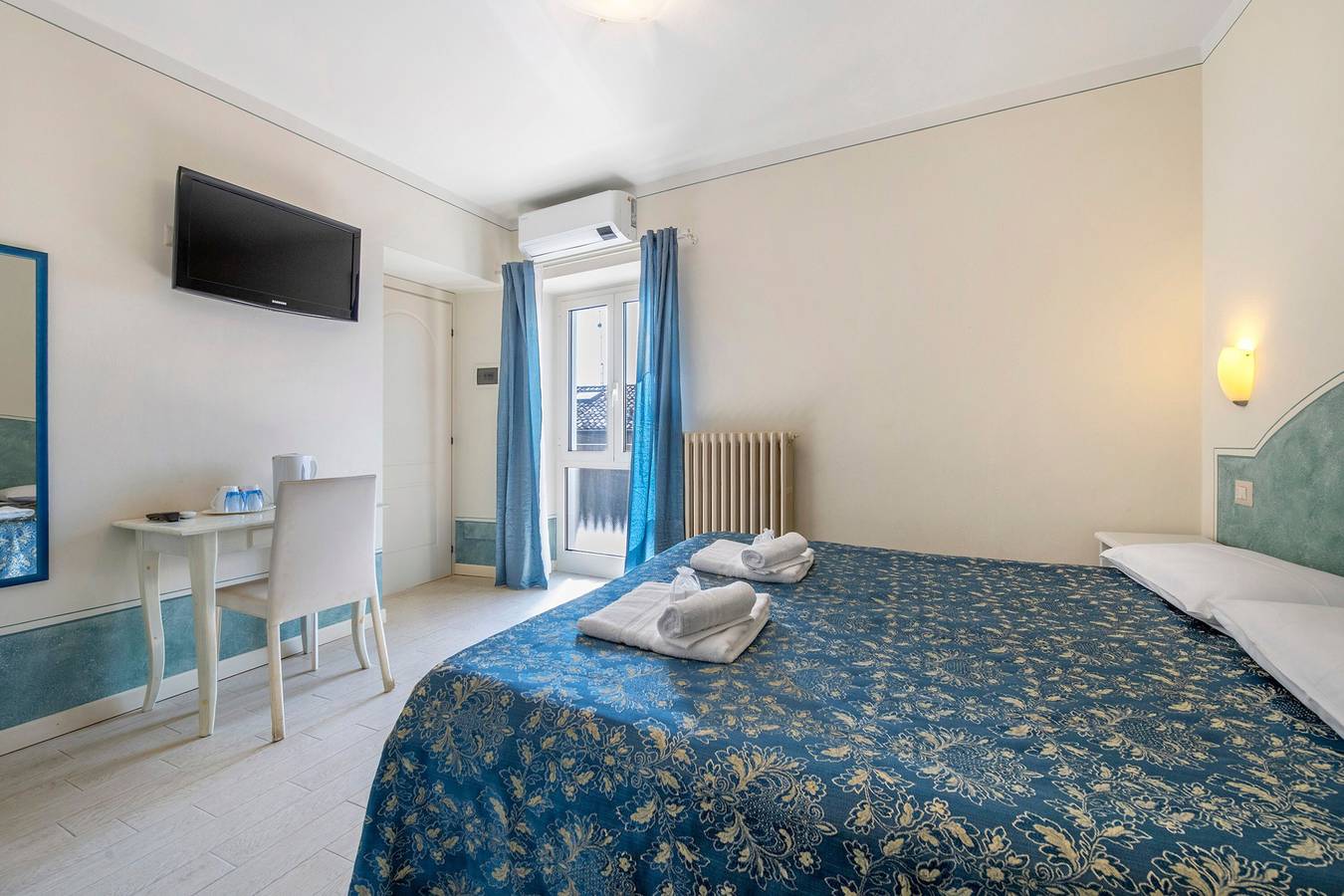 Chambre d’hôtes « Giardini Di Corte - Standard » avec vue sur le lac, Wi-Fi et climatisation in Maderno, Toscolano-Maderno