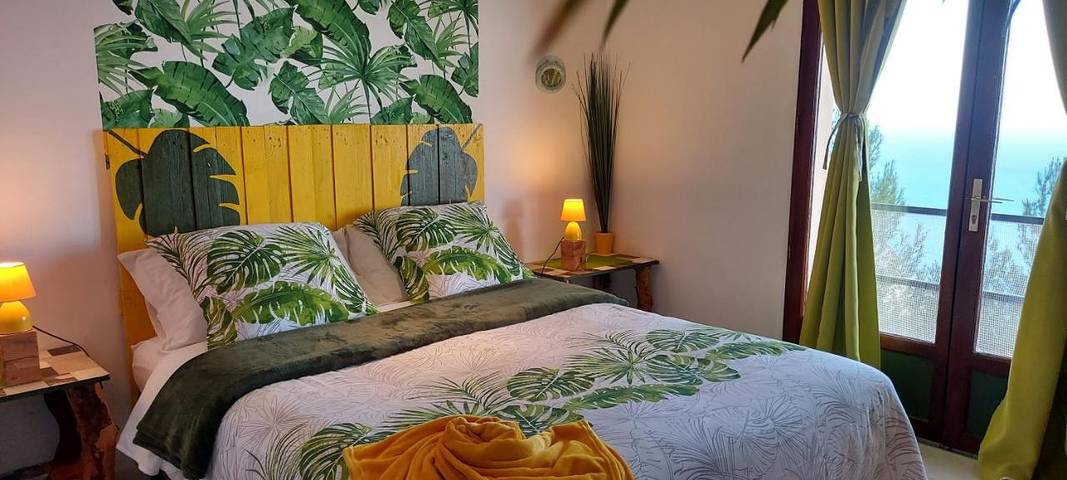 Gîte pour 4 personnes, avec Balcon ainsi que Terrasse et Vue dans Jardin de l'Esquinade