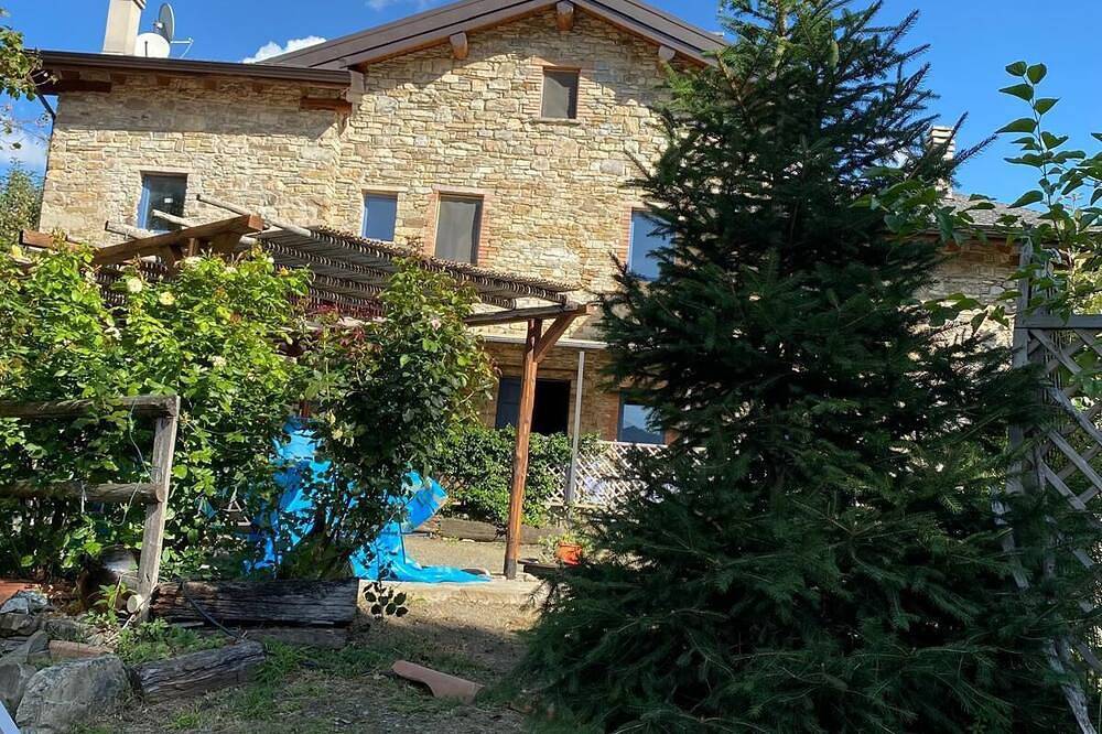 Large historic stone house in the appenine hills. Peacefully embedded in nature in Valmozzola, Appennino Parmense