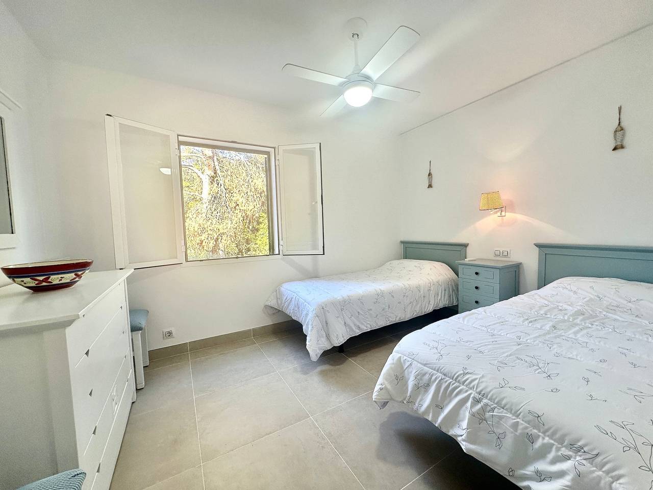 Appartement entier, Appartement 'Addaia' avec vue sur la montagne, piscine partagée et Wi-Fi in Port d'Addaia, Es Mercadal