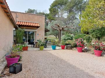 Gîte pour 6 personnes, avec piscine ainsi que terrasse et jardin, animaux acceptés à Draguignan