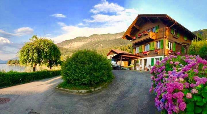 Ferienwohnung für 2 Personen, mit Terrasse und Seeblick sowie Ausblick in Leissigen