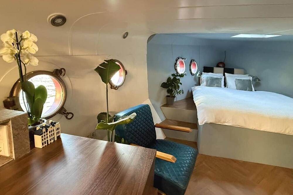 Luxurious boutique houseboat - Forepeak Suite in Costa Holandesa