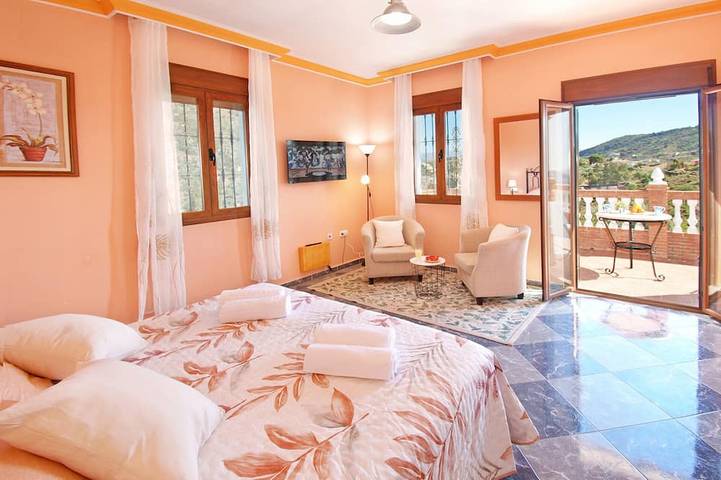 Un refugio cautivador con piscina para unas vacaciones en grupo excepcionales. in Comares, Provincia de Málaga