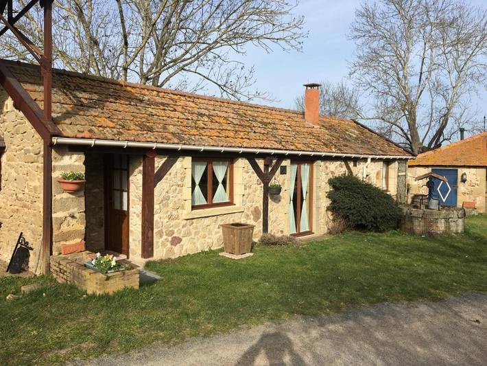 Gîte pour 2 personnes, avec jardin ainsi que piscine et vue, animaux acceptés à Saint-Priest-en-Murat