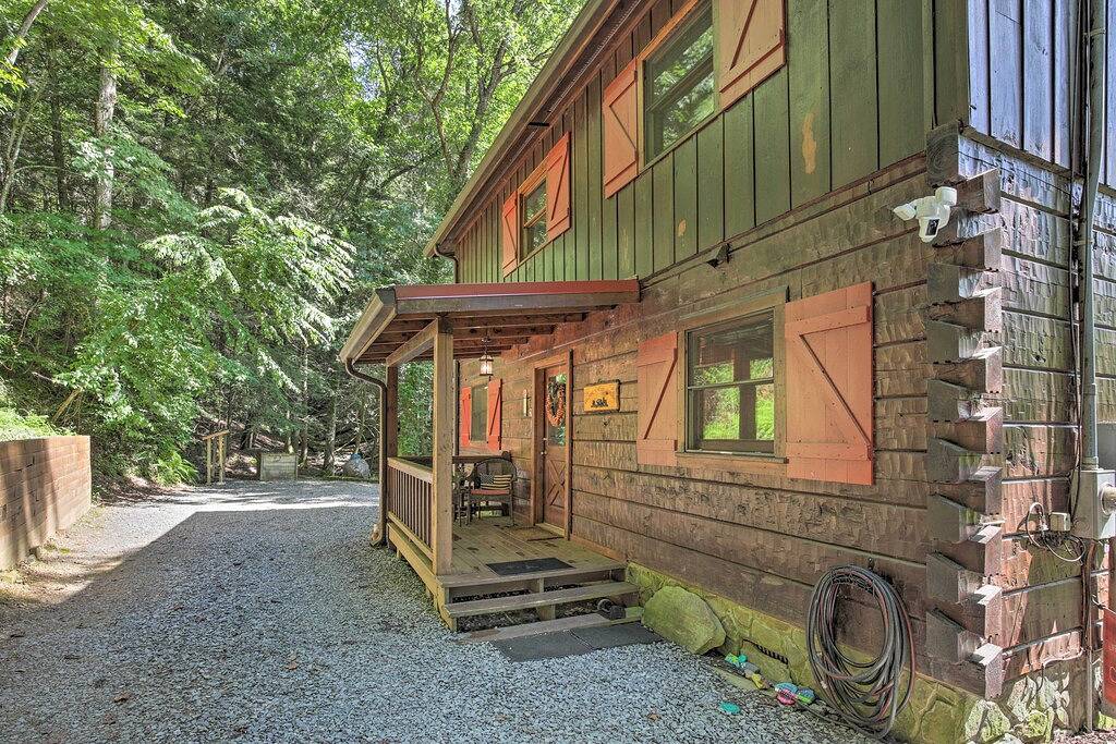Waterfront Cabin w/ Beautiful River View & Hot Tub in Cherry Log, Chattahoochee National Forest