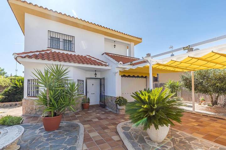 Casa de vacaciones para 8 personas, con piscina y terraza además de vistas y jardín en Carranque