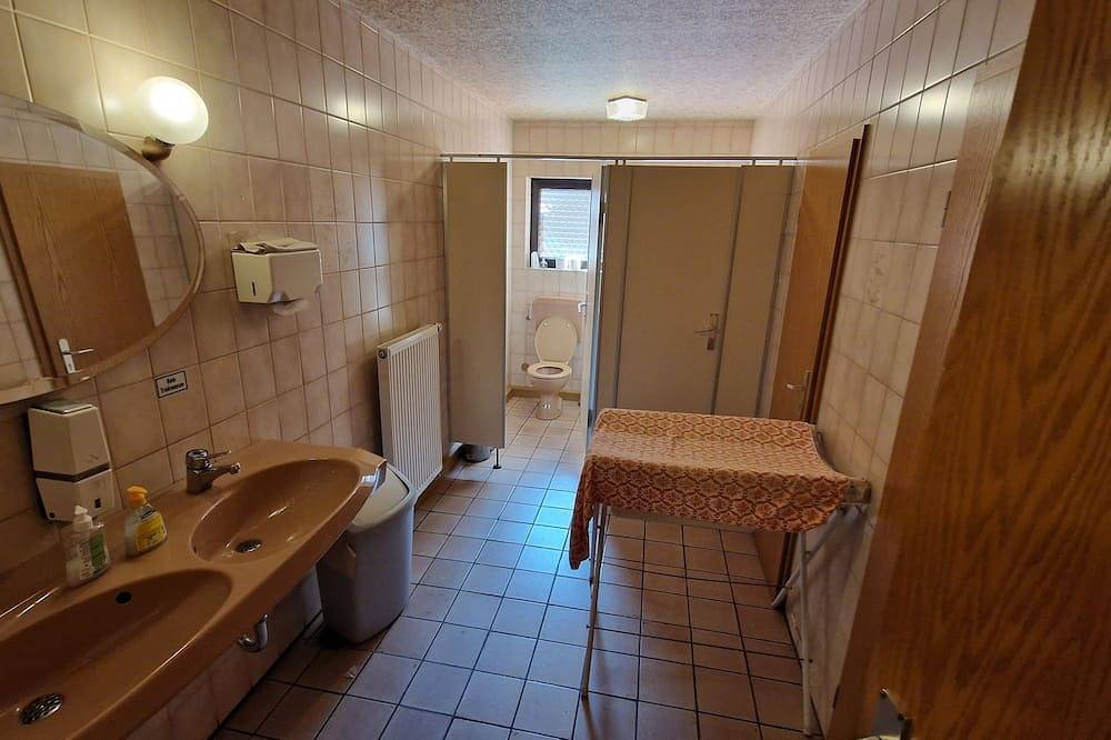 Ganze Wohnung, Ein sehr einfaches Zimmer im Höhengasthaus Teufelsmühle in Loffenau, Nordschwarzwald
