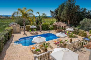 Villa for 8 People in Peyia, South Cyprus, Photo 2