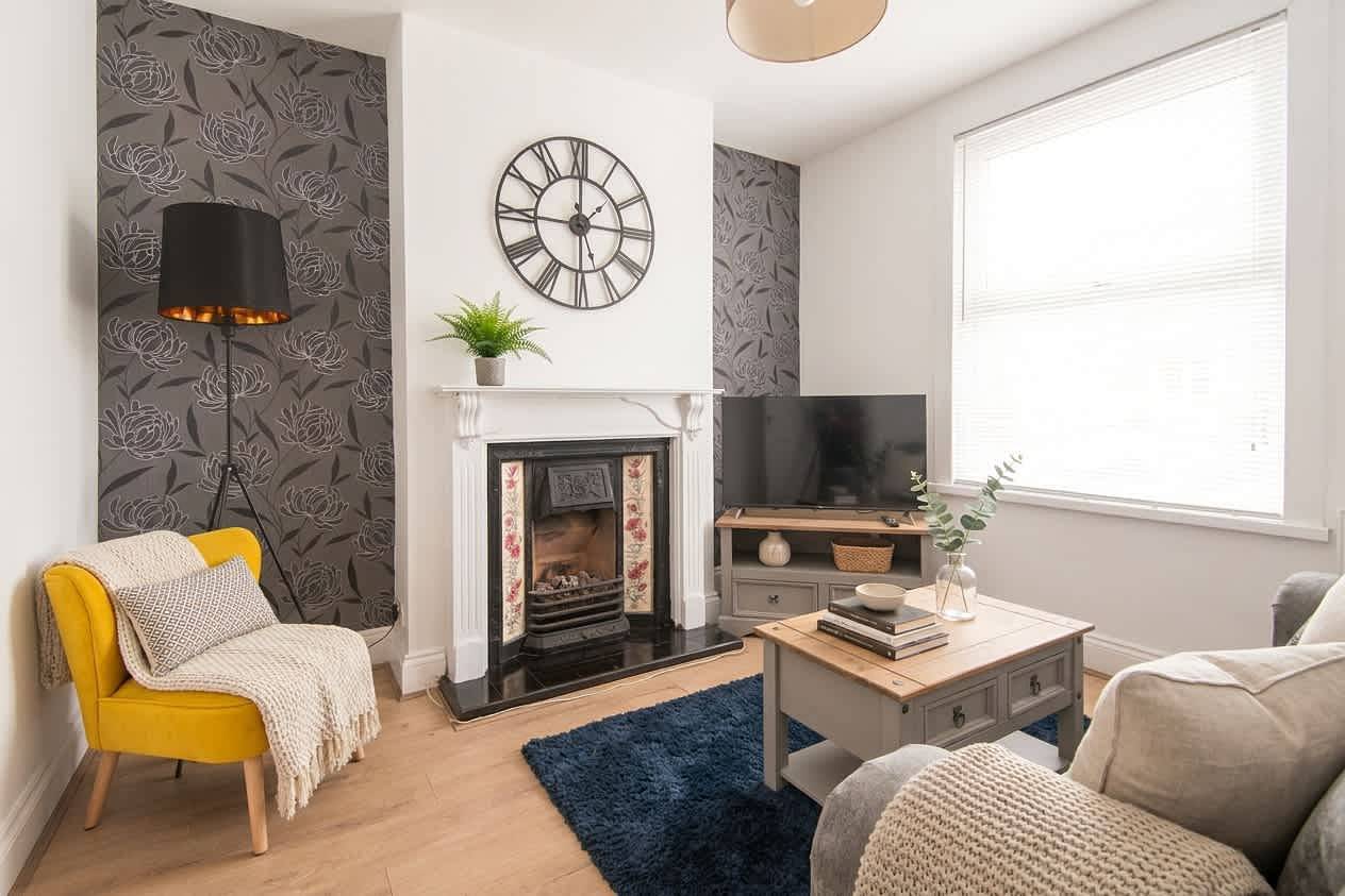 Modern 3Br Home with Free Parking & Fast Wi-Fi in Warwickshire