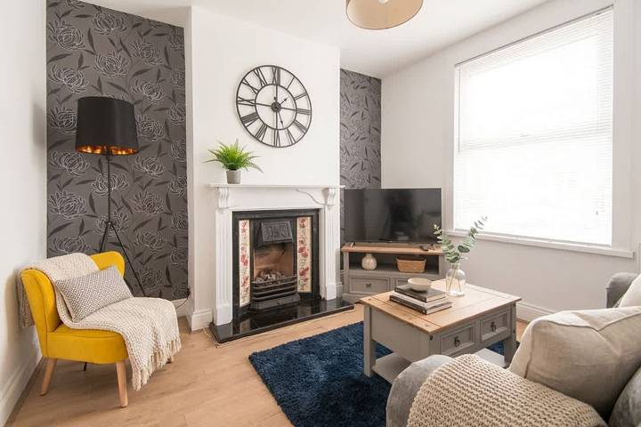 Modern 3Br Home with Free Parking & Fast Wi-Fi in Warwickshire