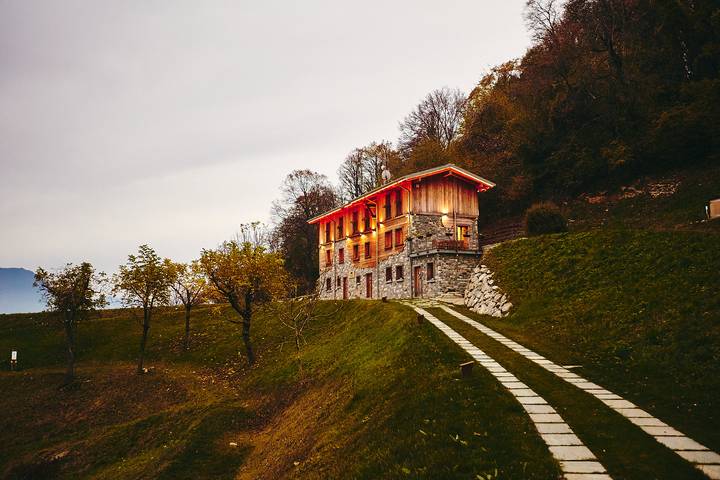 Vacation rental for 15 people, with yard and lake view in Lake Como