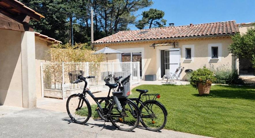 Maison de vacances pour 4 personnes, avec Jacuzzi et Terrasse ainsi que Jardin et Piscine