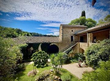 Gîte pour 4 personnes, avec jardin et jacuzzi ainsi que piscine et terrasse dans le Gard