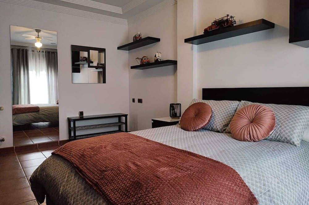 Casa de tres dormitorios cinco baños patio con piscina parkin privado in Arriate, Provincia de Málaga