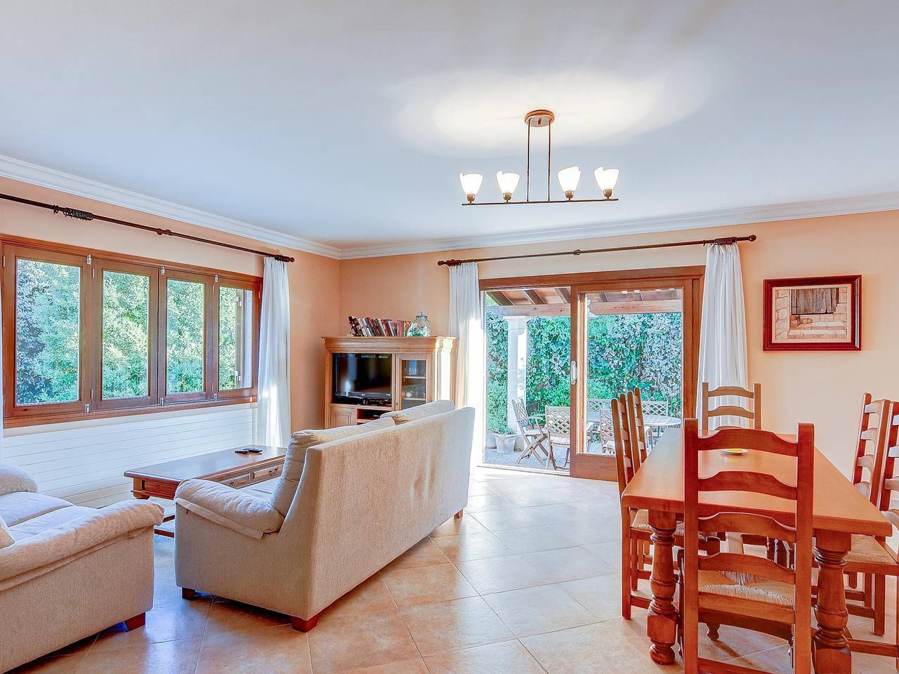 Quic - Wunderschönes Ferienhaus mit großem Garten in Platges de Muro in Playa de Muro, Muro