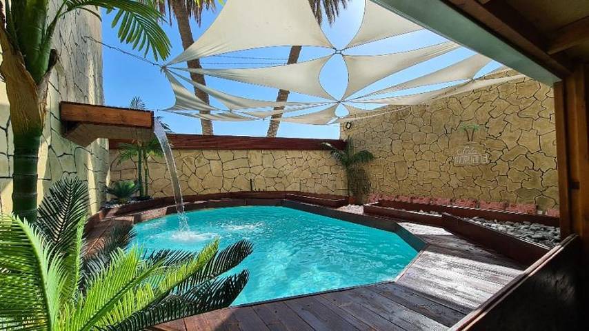 Auberge pour 6 personnes, avec piscine ainsi que terrasse et jardin