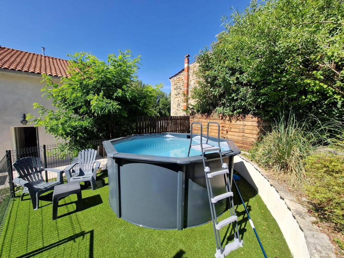 Appartement entier, La Pomerelle #Terrasse#Garage#Piscine in Ludesse, Région de Besse-et-Saint-Anastaise