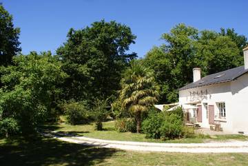 Gîte pour 10 personnes, avec piscine ainsi que jardin et terrasse à Bourgueil