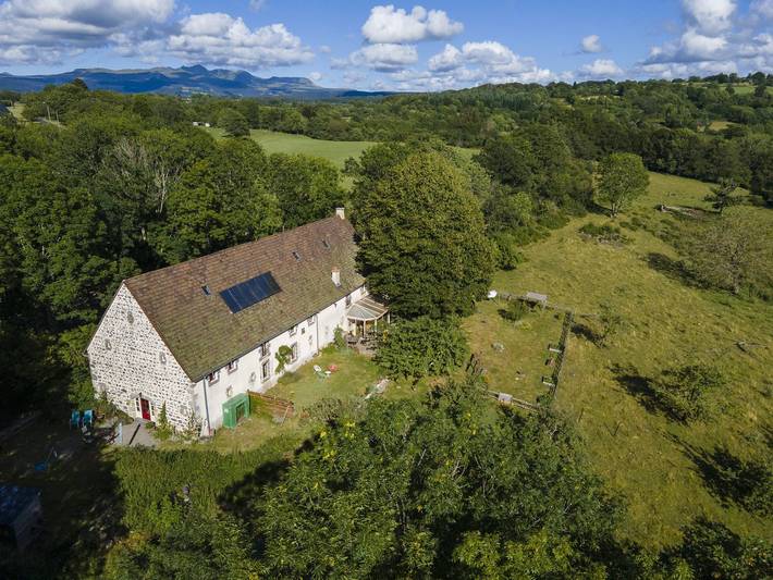 Gîte pour 2 personnes, avec jardin ainsi que jacuzzi et terrasse dans le Puy-de-Dôme - 3