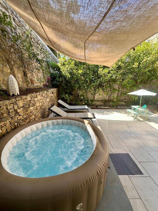 Appartement de vacances pour 12 personnes, avec jardin ainsi que jacuzzi et piscine, adapté aux familles