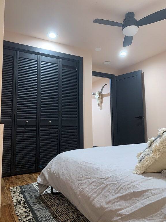 Hot Tub with a View, Private Modern Garden Level Apartment, Conservancy Access in Madison, Dane County