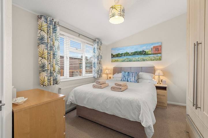 Daisy Lodge - peaceful, riverside, pet friendly lodge in Shakespeare's Stratford in Stratford upon Avon, Warwickshire