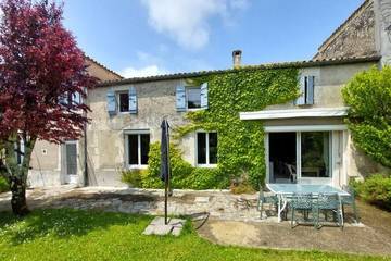 Gîte pour 14 personnes, avec jardin à Semussac