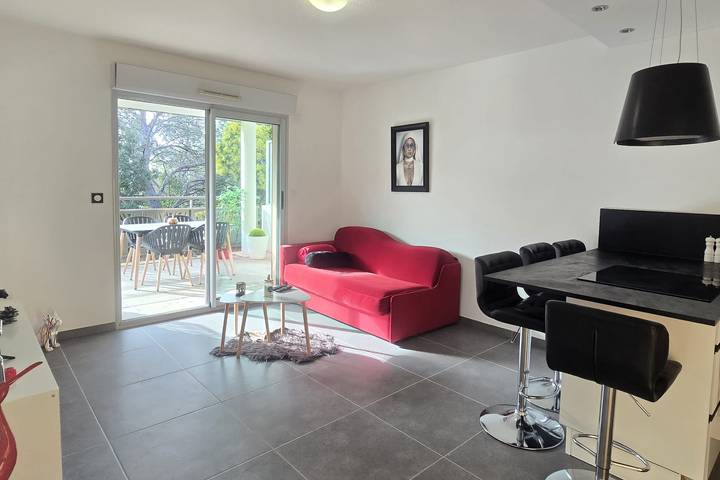 Gîte pour 4 personnes, avec piscine et terrasse, adapté aux familles dans Boulouris