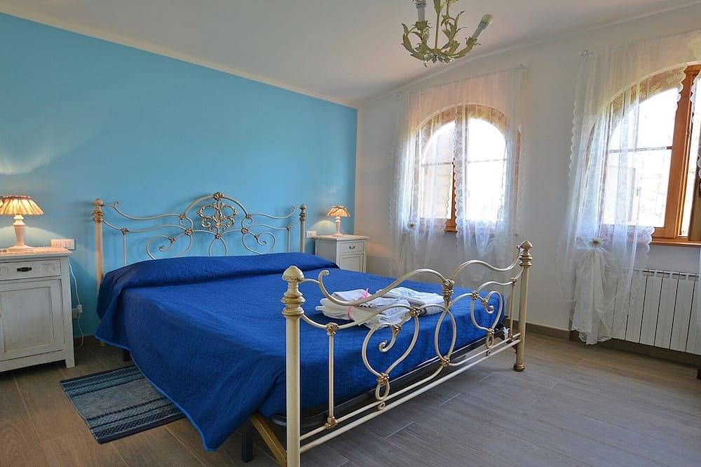 Elegante Einzelvilla mit Garten und Pool 3 km vom Meer entfernt. in Lido di Camaiore, Camaiore