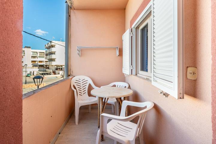 Apartamento entero, Apartamento 'Apartamento Los Hermanos' con Wi-Fi y aire acondicionado in Es Pujols, Formentera