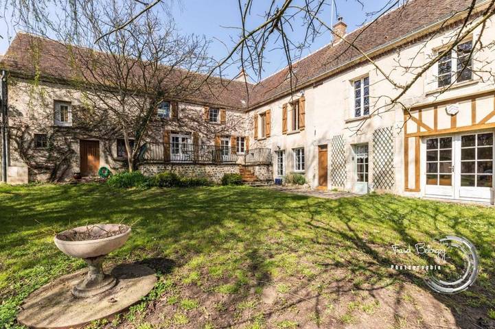 Gîte pour 16 personnes, avec jardin, animaux acceptés à Saint-Victor-de-Réno