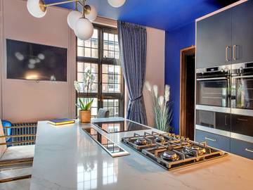 Vacation Rental for 12 Guests in Nottingham, Midlands, Picture 2