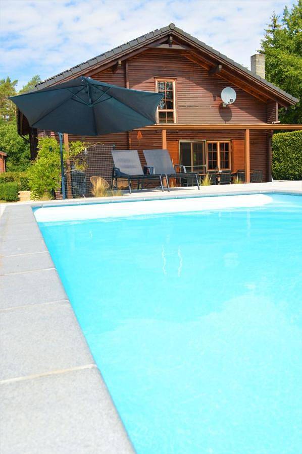 Chalet für 8 Personen, mit Garten und Pool sowie Ausblick - 1
