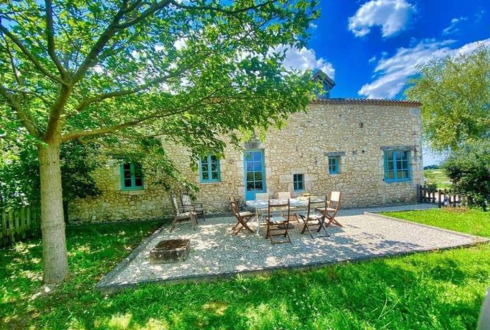 Gîte pour 4 personnes, avec vue ainsi que jardin et piscine à Conne-de-Labarde