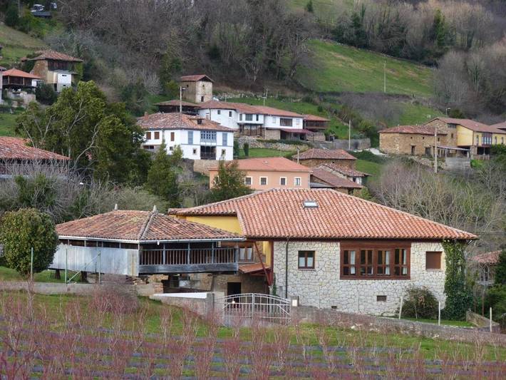 Casa rural para 11 personas, con Balcón y Terraza además de Jardín y Piscina en Belmonte de Miranda - 2