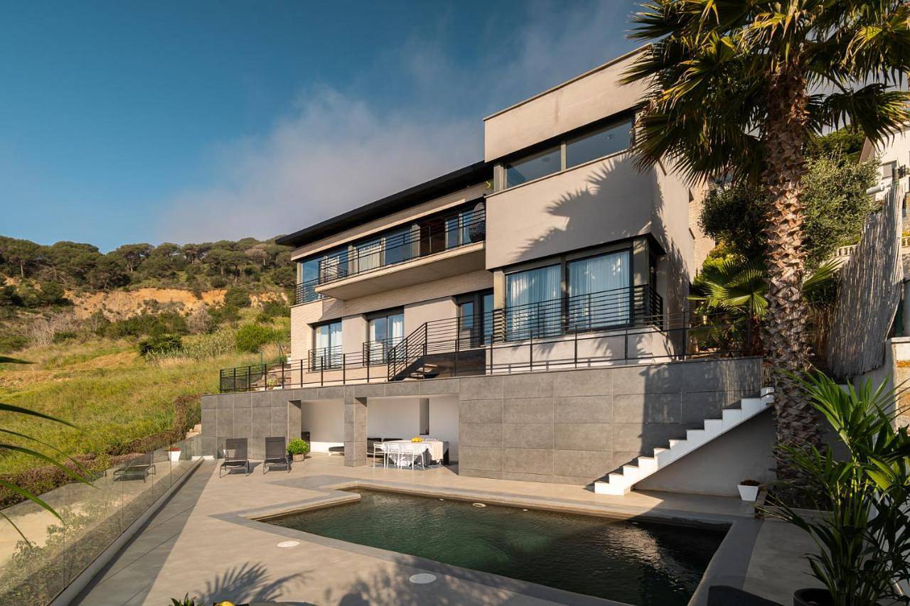 4 Br vila 25 minutes to Barcelona Fantastic sea views pool in Alella, Costa del Maresme