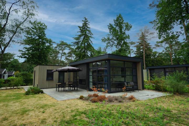 Chalet voor 6 personen, with Balkon/Terras and Terras as well as Tuin and Zwembad in Otterlo