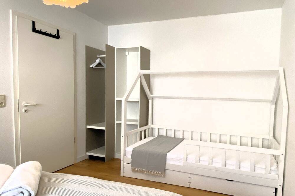 Ganze Wohnung, 5 Min von der Hochschule enfernt - Familien-Apartment mit Balkon & Kinderbett in Gera, Ostthüringen