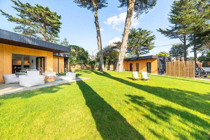 Location de vacances pour 10 personnes, avec vue ainsi que jardin et terrasse, animaux acceptés dans Plage Du Port Meleu Prefailles - 2