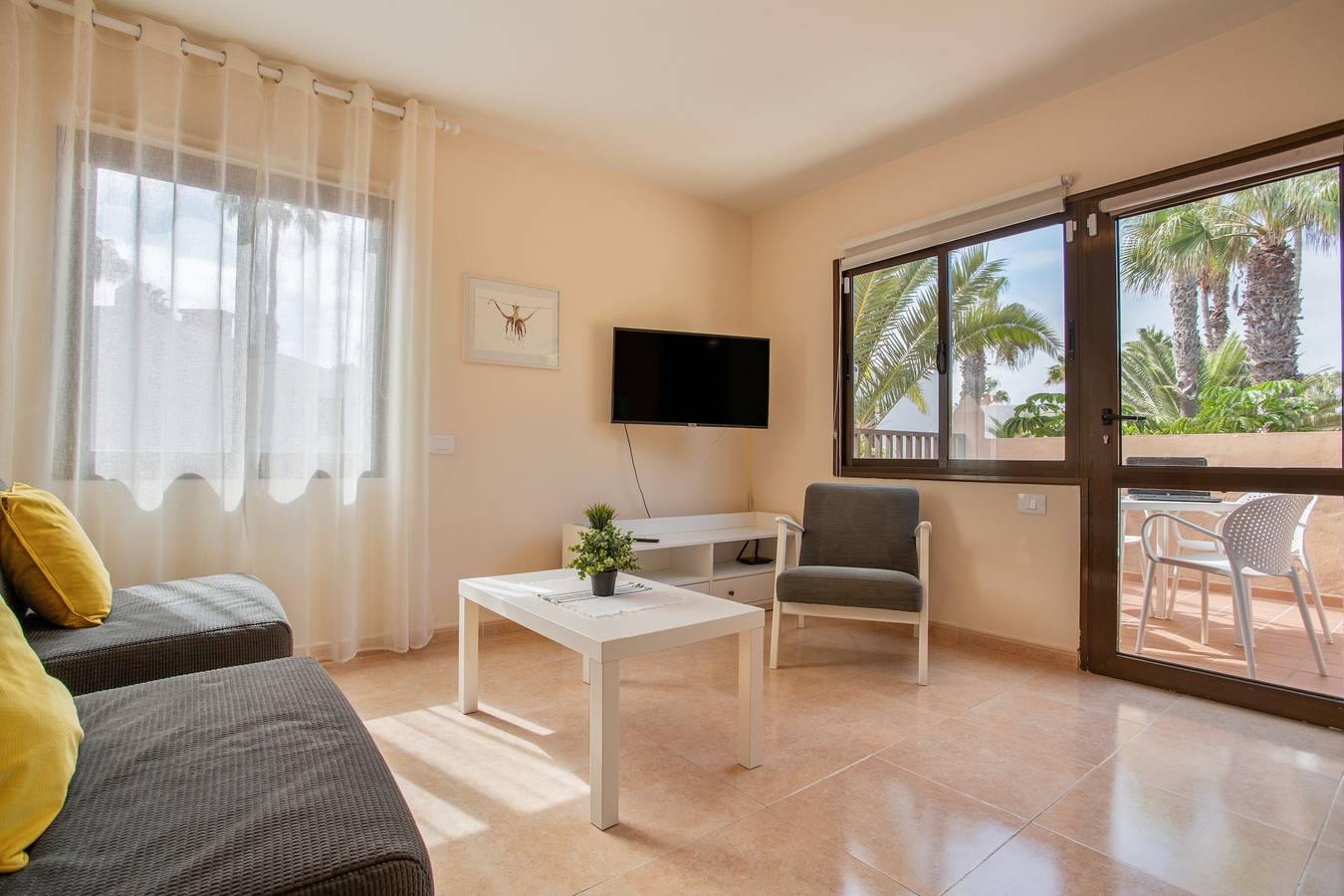 Apartamento entero, Vacaciones 'Oasis Duna_ Casa Elena' con Piscina Compartida, Balcón y Wi-Fi in Corralejo, La Oliva