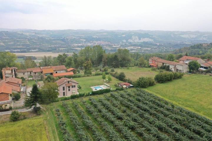 Chambre d’hôte pour 3 personnes, avec piscine ainsi que vue et jardin à Piozzo